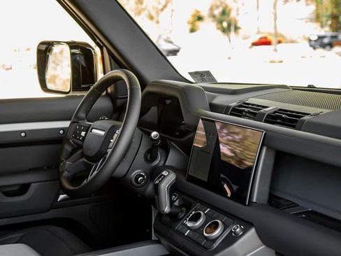 Used 2025 Land Rover Defender 110 X-Dynamic SE image 31