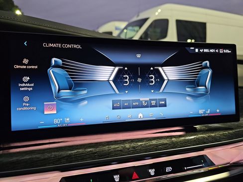 Certified 2023 BMW 760i xDrive w/ Executive Package image 22