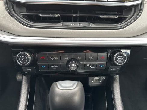 Used 2025 Jeep Compass Limited image 31