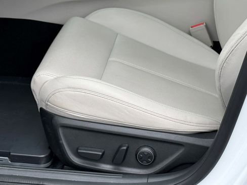 Used 2025 Genesis G70 2.5T image 19