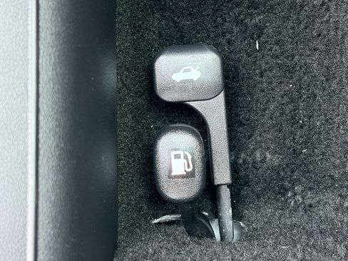 Used 2025 Hyundai Elantra SEL FWD image 28