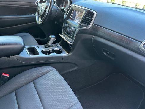 Used 2021 Jeep Grand Cherokee Laredo AWD/4WD image 17
