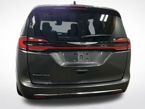 Used 2023 Chrysler Pacifica Touring-L image 9