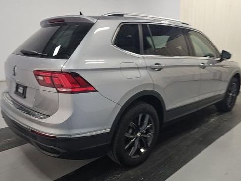 Used 2024 Volkswagen Tiguan SE FWD image 3