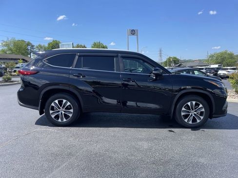 Used 2023 Toyota Highlander XLE AWD/4WD image 4