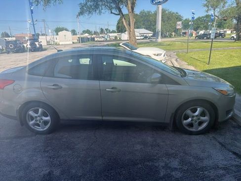 Used 2016 Ford Focus SE w/ SE Winter Package FWD image 4