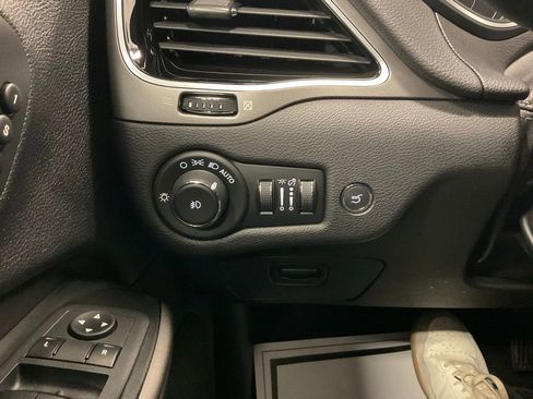 Used 2019 Jeep Cherokee Limited image 18