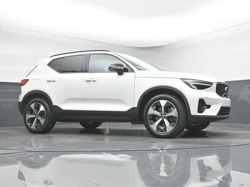 Used 2024 Volvo XC40 B5 Plus image 33