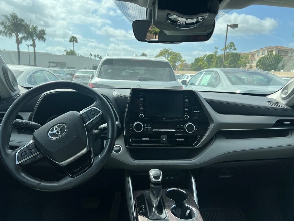 Used 2021 Toyota Highlander Limited FWD image 10