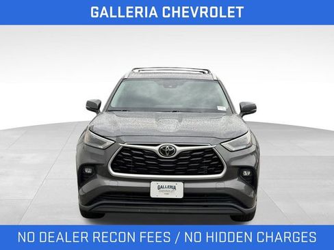 Used 2023 Toyota Highlander XLE FWD image 3