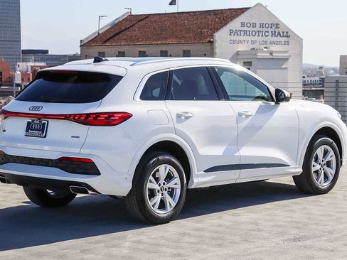 Used 2025 Audi Q5 Premium w/ Convenience Package image 4