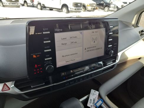 Used 2024 Toyota Sienna LE image 20