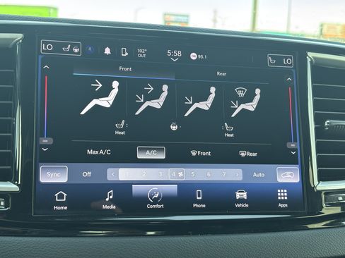 Used 2023 Chrysler Pacifica Touring-L FWD image 14