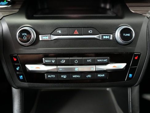 Used 2020 Ford Explorer Limited image 24