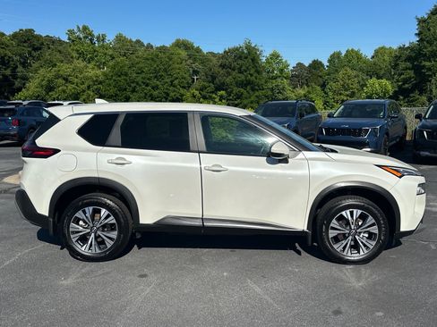 Used 2023 Nissan Rogue SV FWD image 2