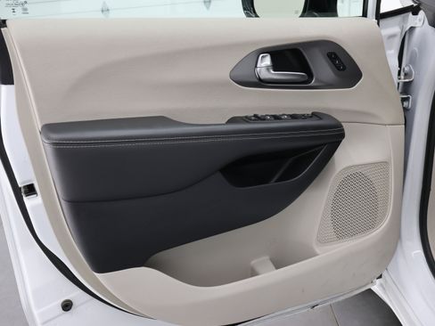 Used 2024 Chrysler Pacifica Touring-L image 39