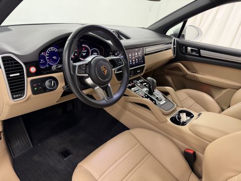 Certified 2023 Porsche Cayenne Platinum Edition image 26