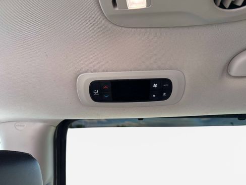 Used 2023 Chrysler Pacifica Touring-L FWD image 17