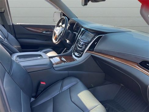 Used 2020 Cadillac Escalade Luxury w/ Escalade Sport Edition image 23