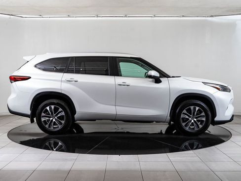 Used 2023 Toyota Highlander XLE AWD/4WD image 11