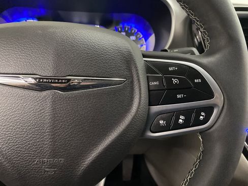 Used 2024 Chrysler Pacifica Touring-L FWD image 21