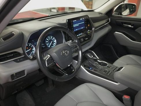 Used 2021 Toyota Highlander XLE image 12
