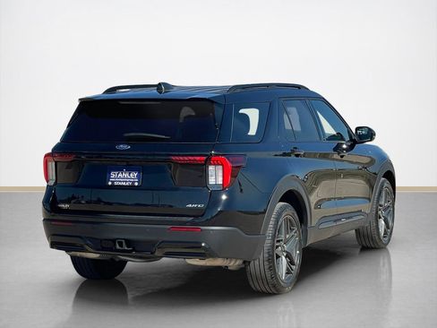 Used 2025 Ford Explorer ST-Line w/ ST-Line Street Pack image 7