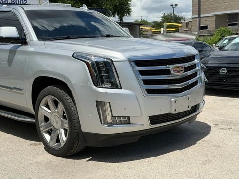 Used 2020 Cadillac Escalade ESV Luxury RWD image 4