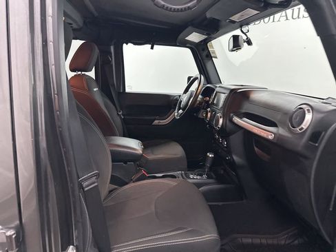 Used 2018 Jeep Wrangler Unlimited Rubicon w/ Connectivity Group image 24