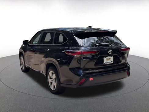 Used 2025 Toyota Highlander LE FWD image 11