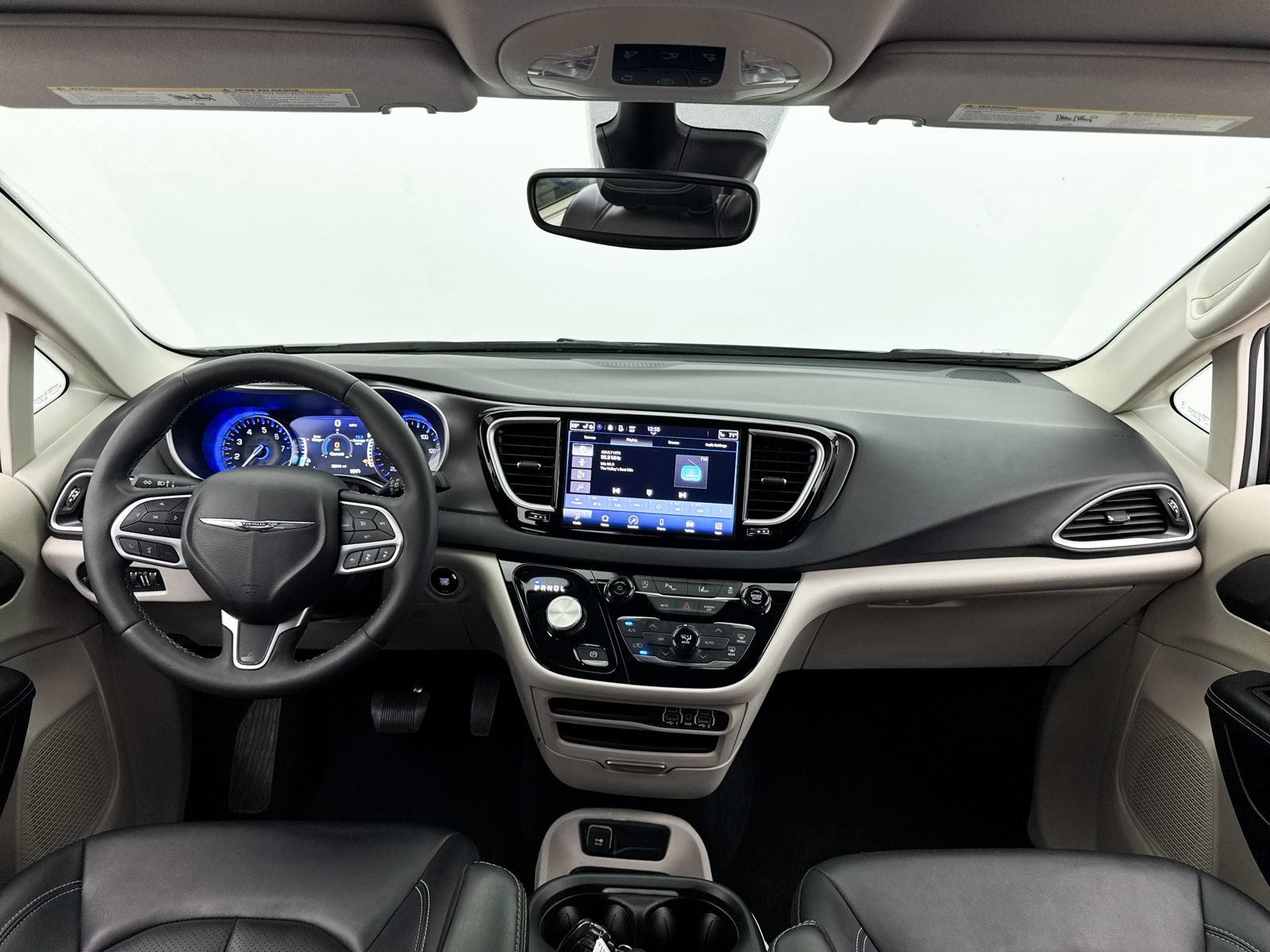 Used 2024 Chrysler Pacifica Touring-L FWD image 18