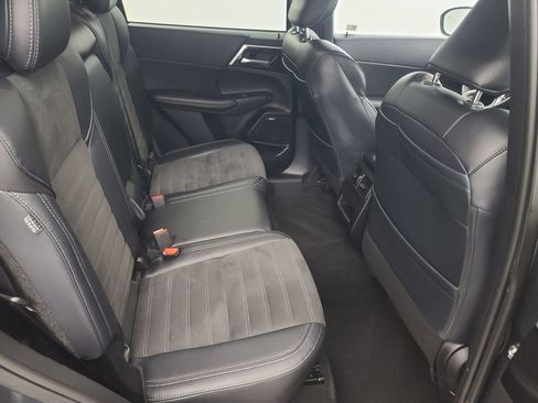 Used 2025 Mitsubishi Outlander SE image 18