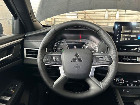 New 2026 Mitsubishi Outlander SE FWD image 21