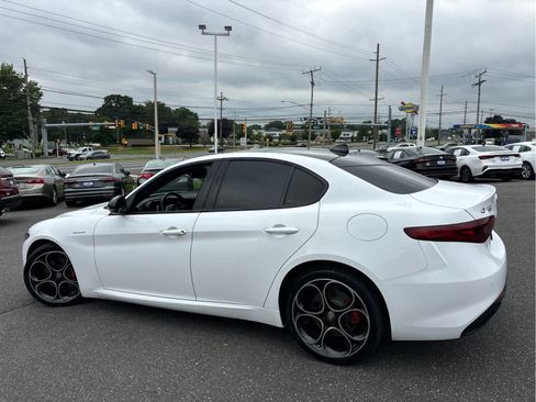 Used 2023 Alfa Romeo Giulia Veloce AWD/4WD image 6