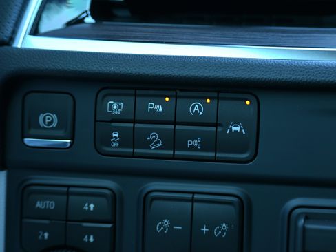 New 2026 Chevrolet Suburban Premier image 29