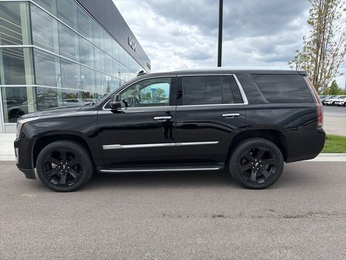 Used 2018 Cadillac Escalade Luxury AWD/4WD image 3