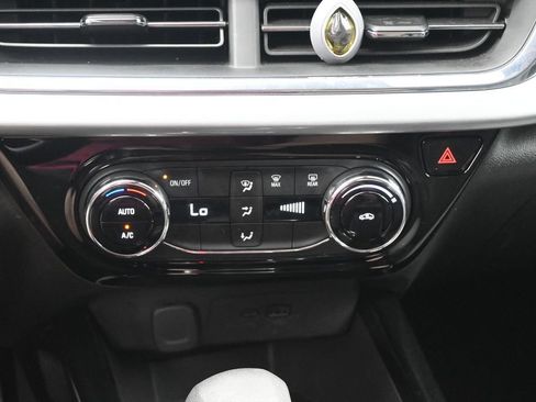 Used 2025 Chevrolet Trax LT FWD image 17