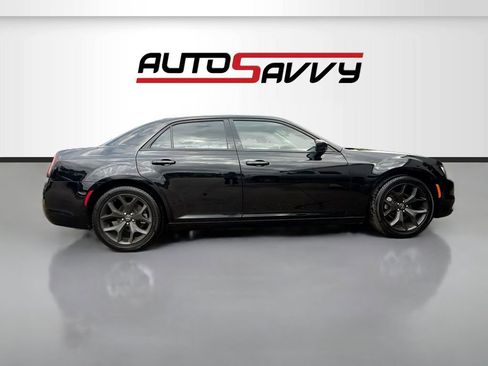 Used 2022 Chrysler 300 Touring w/ Sport Appearance Package RWD image 8