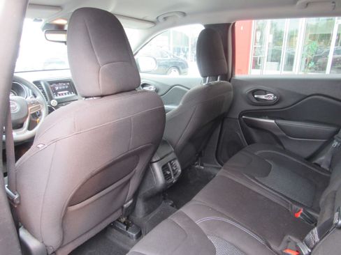 Used 2021 Jeep Cherokee Latitude w/ Mopar Interior Package AWD/4WD image 22