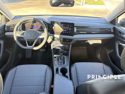 Used 2026 Volkswagen Jetta SE FWD image 23