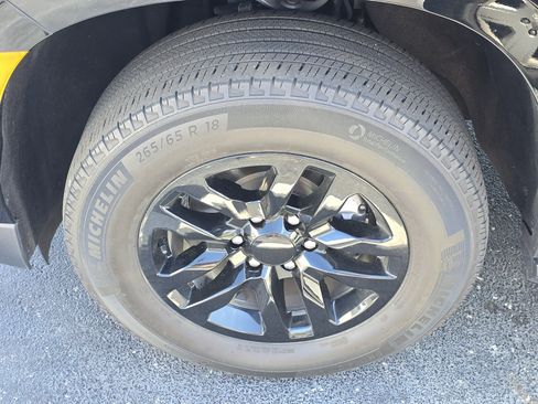 Used 2024 Chevrolet Suburban LT image 9