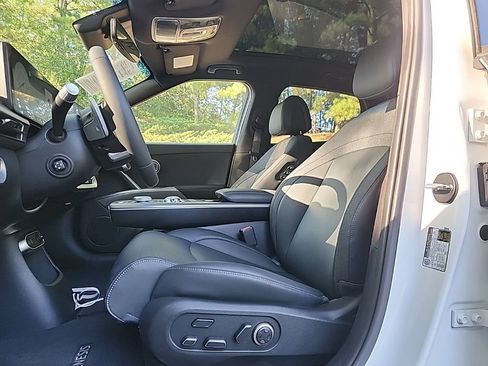 Used 2024 Genesis GV60 RWD image 6