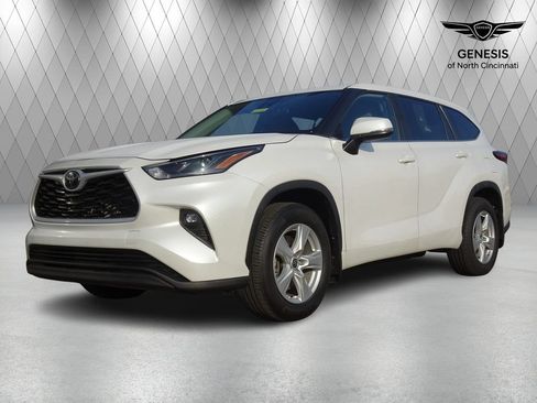 Used 2023 Toyota Highlander LE AWD/4WD image 1