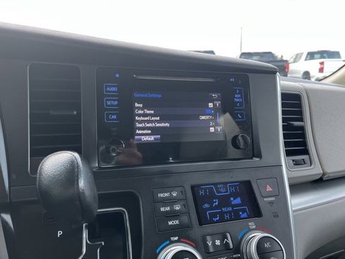 Used 2015 Toyota Sienna L image 53