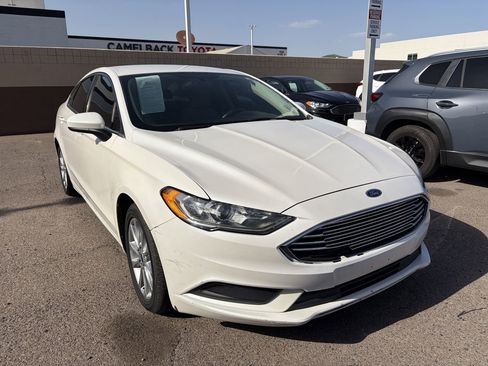 Used 2017 Ford Fusion SE FWD image 2