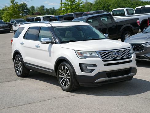 Used 2017 Ford Explorer Platinum AWD/4WD image 3