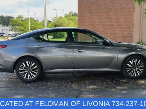 Used 2024 Nissan Altima 2.5 SV FWD image 9