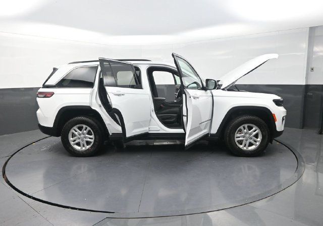 Used 2025 Jeep Grand Cherokee Laredo AWD/4WD image 36