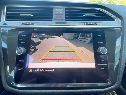 Certified 2022 Volkswagen Tiguan SE w/ Panoramic Sunroof Package image 17