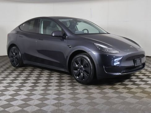 Used 2024 Tesla Model Y Long Range RWD image 58